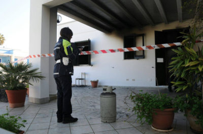 Incendiano materasso e scatenano le fiamme nella villetta, trovate "diavolina" ed una tanica - Corriere Salentino