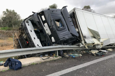 Pauroso incidente sulla statale Lecce-Brindisi: camion si ribalta, cabina schiacciata - Corriere Salentino