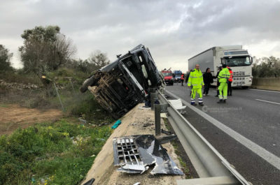 Pauroso incidente sulla statale Lecce-Brindisi: camion si ribalta, cabina schiacciata - Corriere Salentino