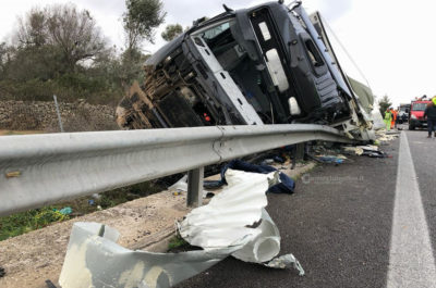 Pauroso incidente sulla statale Lecce-Brindisi: camion si ribalta, cabina schiacciata - Corriere Salentino