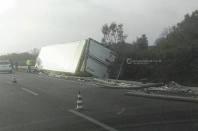 Pauroso incidente sulla statale Lecce-Brindisi: camion si ribalta, cabina schiacciata - Corriere Salentino