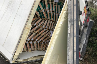 Pauroso incidente sulla statale Lecce-Brindisi: camion si ribalta, cabina schiacciata - Corriere Salentino