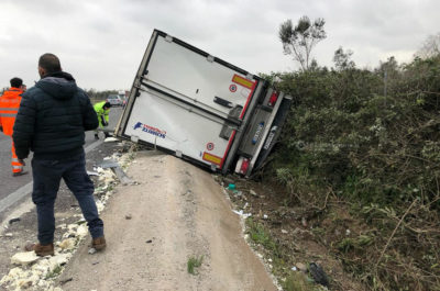 Pauroso incidente sulla statale Lecce-Brindisi: camion si ribalta, cabina schiacciata - Corriere Salentino