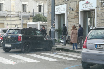 Manovra sbagliata e l'auto finisce contro la vetrata della gelateria: paura nel centro di Lecce - Corriere Salentino