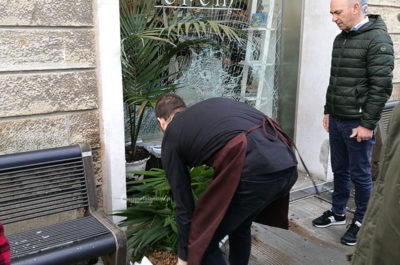Manovra sbagliata e l'auto finisce contro la vetrata della gelateria: paura nel centro di Lecce - Corriere Salentino