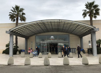 Intercettati nella fuga dopo le razzìe al centro commerciale, in due finiscono ai domiciliari