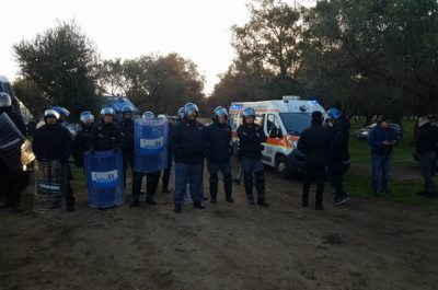 Tap, ancora tensioni davanti al cantiere: sassaiola contro polizia e vigilanza. Gli attivisti: "Violenza inaudita" - Corriere Salentino