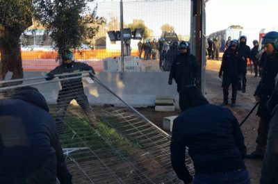 Tap, ancora tensioni davanti al cantiere: sassaiola contro polizia e vigilanza. Gli attivisti: "Violenza inaudita" - Corriere Salentino