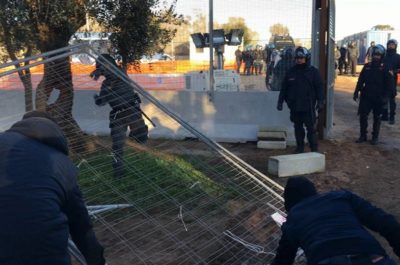 Tap, ancora tensioni davanti al cantiere: sassaiola contro polizia e vigilanza. Gli attivisti: "Violenza inaudita" - Corriere Salentino