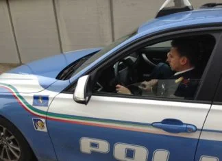 Non molla la borsetta neanche dopo la caduta: tenace “nonnina” mette in fuga lo scippatore