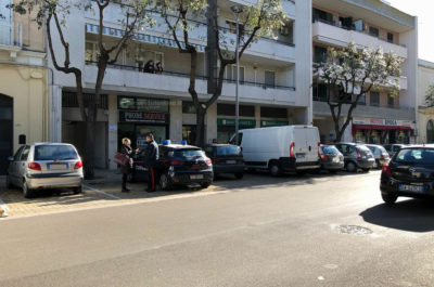 In banca con maschere e taglierino: terrore tra i presenti, ma il "colpo" sfuma - Corriere Salentino