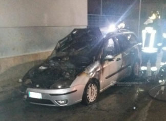 Alle fiamme l’auto del comandante della Polizia Municipale, misterioso rogo ad Arnesano