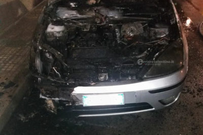 Alle fiamme l'auto del comandante della Polizia Municipale, misterioso rogo ad Arnesano - Corriere Salentino