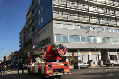 Cadono pezzi di cornicione dal palazzo: strada bloccata, vigili del fuoco al lavoro nel centro di Lecce - Corriere Salentino