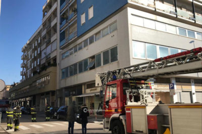 Cadono pezzi di cornicione dal palazzo: strada bloccata, vigili del fuoco al lavoro nel centro di Lecce - Corriere Salentino