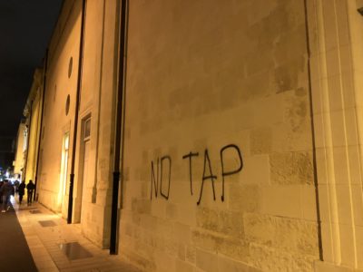 Manifestazione No Tap: petardi contro la polizia e scritte sull’Apollo e Palazzo delle Poste. Città bloccata per qualche ora - Corriere Salentino