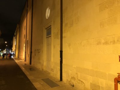 Manifestazione No Tap: petardi contro la polizia e scritte sull’Apollo e Palazzo delle Poste. Città bloccata per qualche ora - Corriere Salentino