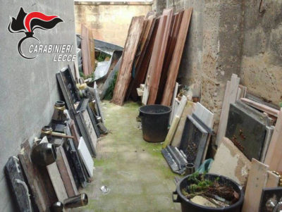 Parti di bare in bella vista, sequestrata area nel cimitero di Lequile - Corriere Salentino
