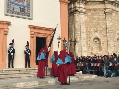 Gallipoli, i riti cristiani del venerdì e sabato santo. Don Piero: “Siamo e resteremo sempre mendicanti d’amore” 1 Gallipoli, i riti cristiani del venerdì e sabato santo. Don Piero: “Siamo e resteremo sempre mendicanti d’amore” - Corriere Salentino