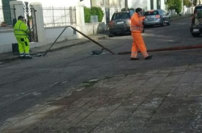 Raffiche di scirocco, danni e disagi: il vento sradica alberi e pali della luce - Corriere Salentino