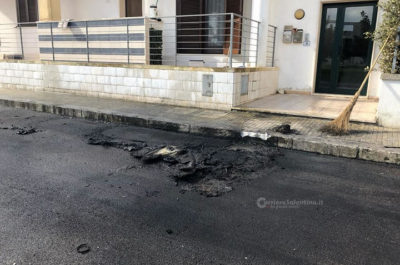 Fiamme nella notte distruggono una Fiat Bravo: si indaga sulle cause - Corriere Salentino