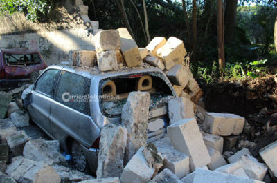 Lecce, via Pozzuolo: tromba d'aria distrugge tre auto - Corriere Salentino