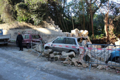 Pioggia e vento si abbattono sul Salento: alberi caduti, divelti cartelloni pubblicitari - Corriere Salentino