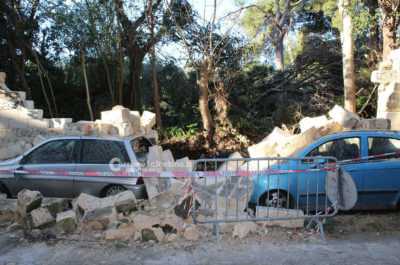 Pioggia e vento si abbattono sul Salento: alberi caduti, divelti cartelloni pubblicitari - Corriere Salentino