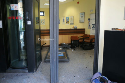 Sfondano la porta della banca con un fuoristrada, poi fanno saltare in aria il bancomat: "colpo" da 20mila euro - Corriere Salentino