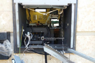 Sfondano la porta della banca con un fuoristrada, poi fanno saltare in aria il bancomat: "colpo" da 20mila euro - Corriere Salentino