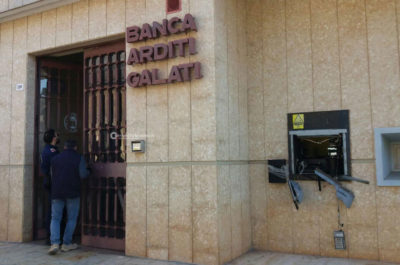 Sfondano la porta della banca con un fuoristrada, poi fanno saltare in aria il bancomat: "colpo" da 20mila euro - Corriere Salentino