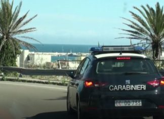 L’uno vende orologi falsi, l’altro acquista online un abito e spilla al venditore oltre 1.500 euro: nei guai