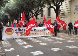Sit-in dei dipendenti di Alba Service a Lecce e Santa Teresa a Brindisi