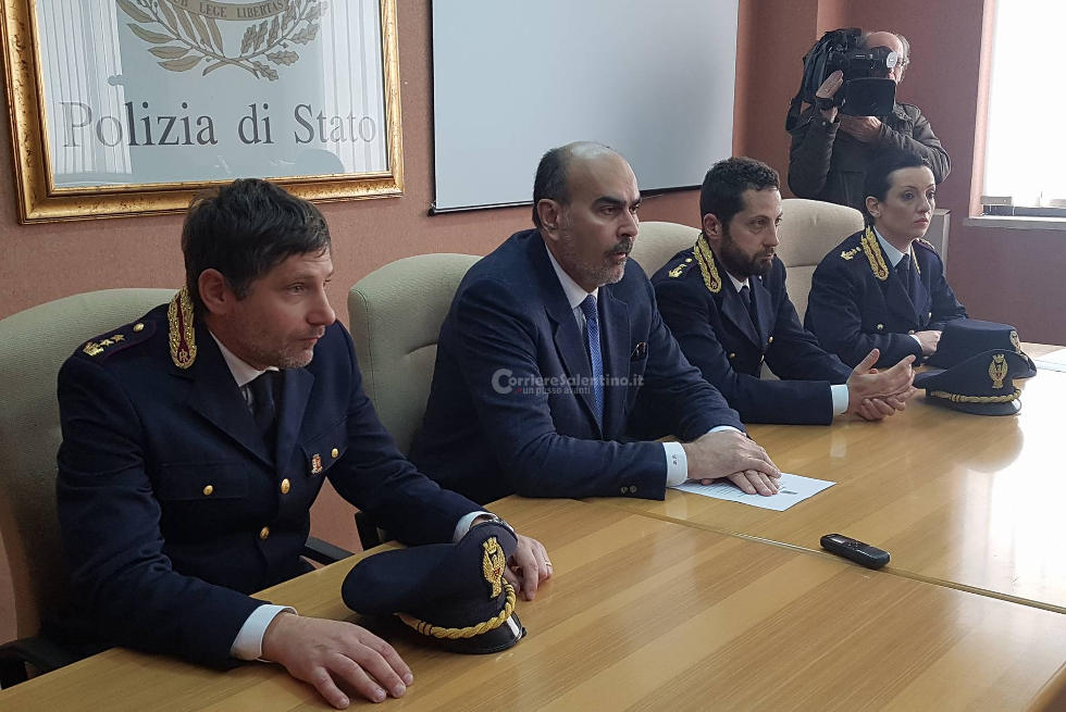 Lecce, tromba d'aria: alberi sradicati, cancelli e cartelloni abbattuti FOTO Lecce, tromba d'aria: alberi sradicati, cancelli e cartelloni abbattuti FOTO