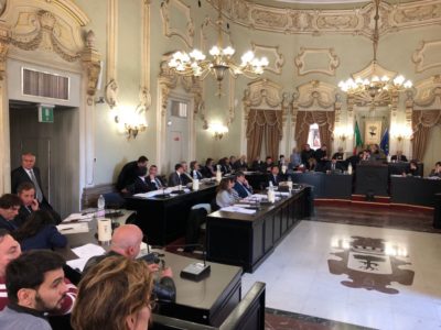 Finamore, Calò e Gigante fanno passare il bilancio: formalizzata la nascita di “Prima Lecce”. Passo indietro sulle commissioni - Corriere Salentino