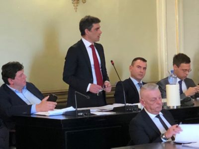 Finamore, Calò e Gigante fanno passare il bilancio: formalizzata la nascita di “Prima Lecce”. Passo indietro sulle commissioni - Corriere Salentino
