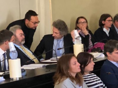 Finamore, Calò e Gigante fanno passare il bilancio: formalizzata la nascita di “Prima Lecce”. Passo indietro sulle commissioni - Corriere Salentino