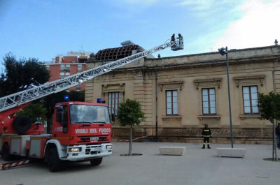 Danni da maltempo, il vento divelle la cupola del Monumento ai Caduti - Corriere Salentino