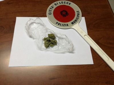Spaccio di marijuana nella villa comunale di Lecce, finisce nei guai un 26enne - Corriere Salentino