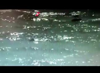 Gommone si ribalta, salvati in due dalla guardia costiera