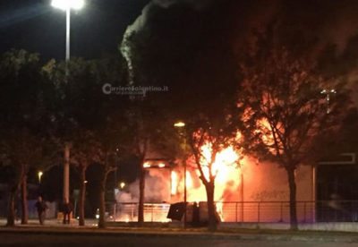 Violento rogo: in fiamme quattro box destinati agli ambulanti di Piazza Libertini - Corriere Salentino