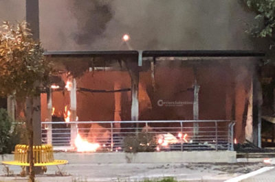 Violento rogo: in fiamme quattro box destinati agli ambulanti di Piazza Libertini - Corriere Salentino