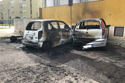 Notte "rovente" in città, bruciano tre mezzi in piazzale Siena: ingenti i danni - Corriere Salentino