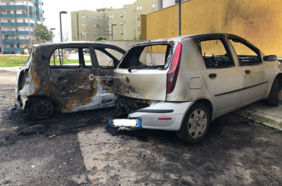 Notte "rovente" in città, bruciano tre mezzi in piazzale Siena: ingenti i danni - Corriere Salentino