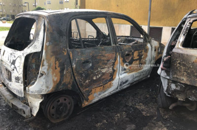 Notte "rovente" in città, bruciano tre mezzi in piazzale Siena: ingenti i danni - Corriere Salentino