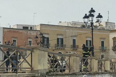 Raffiche di scirocco, danni e disagi: il vento sradica alberi e pali della luce - Corriere Salentino