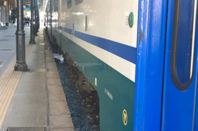 Si piega sui binari per usare l'acqua, ma viene investito dal treno e muore: aperta un'indagine - Corriere Salentino