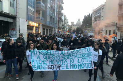 Città "sfregiata" dopo il corteo No Tap, la Digos identifica e denuncia 22 attivisti - Corriere Salentino