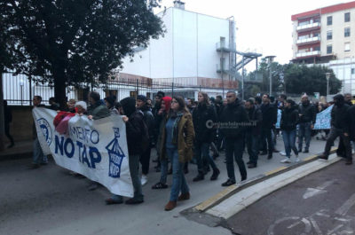 Città "sfregiata" dopo il corteo No Tap, la Digos identifica e denuncia 22 attivisti - Corriere Salentino