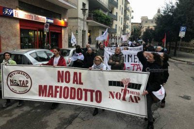 Città "sfregiata" dopo il corteo No Tap, la Digos identifica e denuncia 22 attivisti - Corriere Salentino